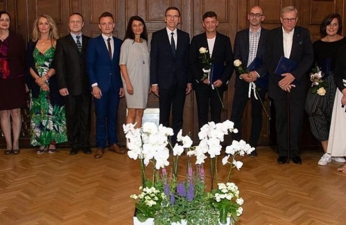 {Prezydent Olsztyna wręczył doroczne Nagrody Prezydenta. Otrzymują je osoby zasłużone dla kultury.}