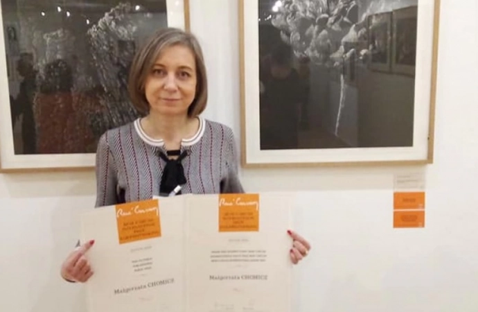 {Małgorzata Chomicz, olsztynianka i wykładowczyni Wydziału Sztuki UWM, została podwójną laureatką Międzynarodowej Nagrody Rene Carcan 2020.}